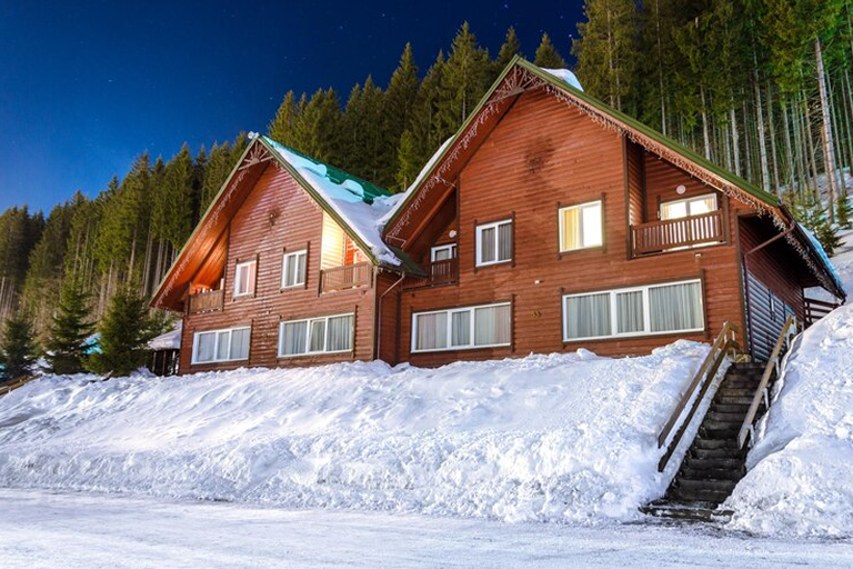 row-wooden-houses-snowcovered-street-winter-night-with-dark-sky_715360-417 1